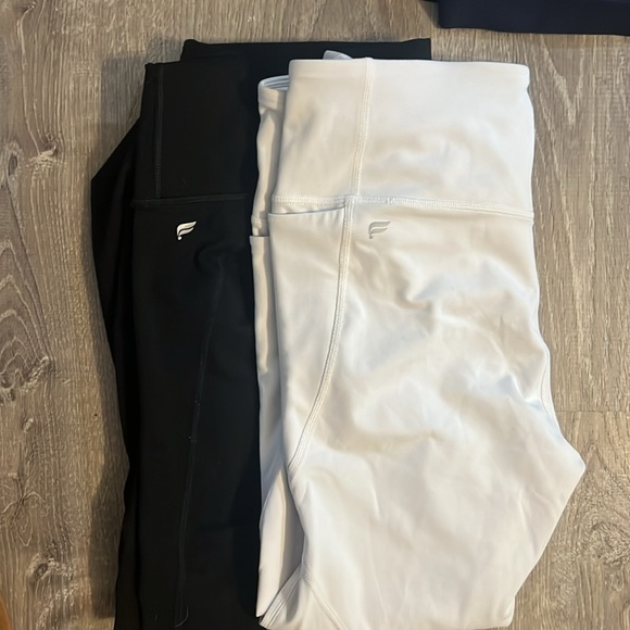 Fabletics Bundle! - Picture 2 of 4